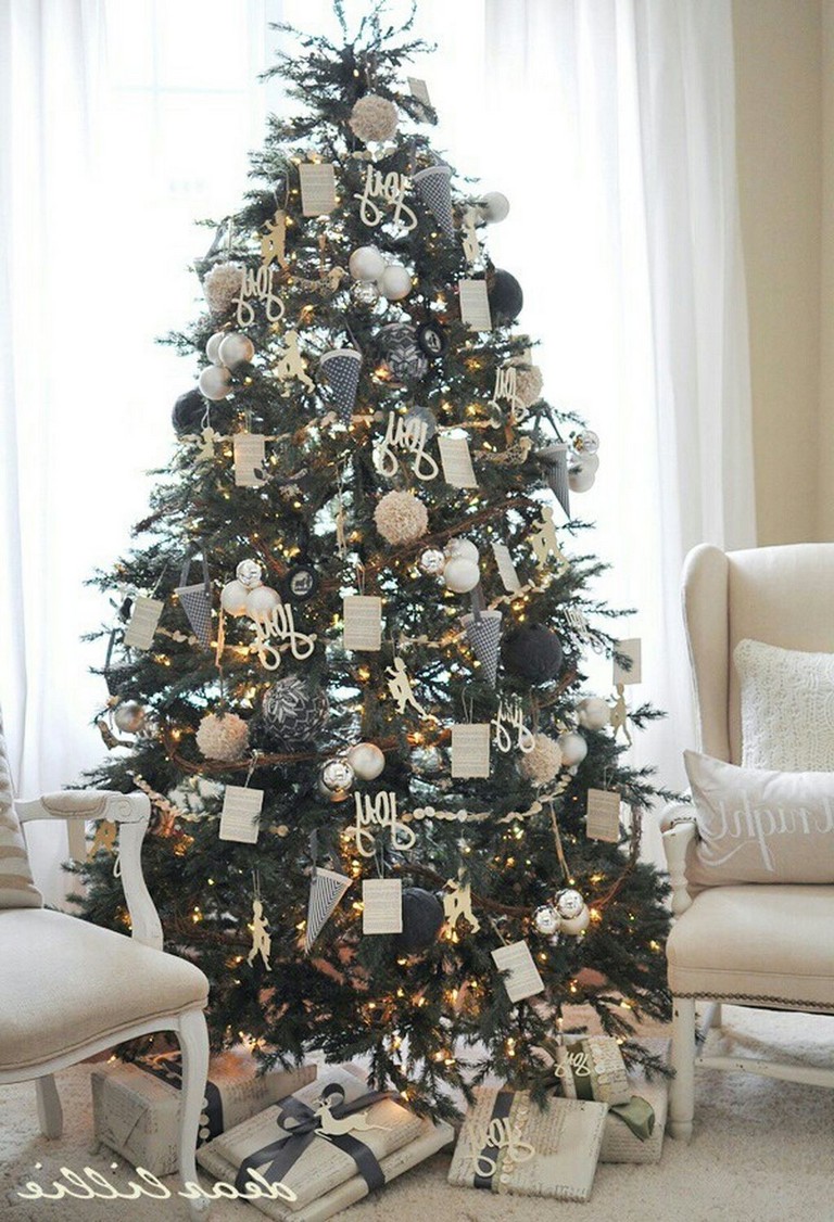 60+ Lovely Christmas Decoration Ideas for Your Living Room - Page 3 of 62